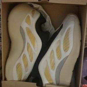 Yeezy 700 v3 (Safflower) like new